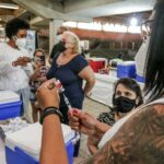 enfermeira vacinando idosos contra covid