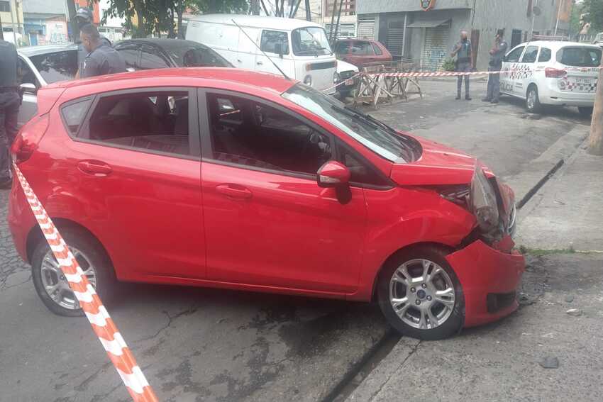 Bandidos colidem em muro carro vermelho roubado em Santo André