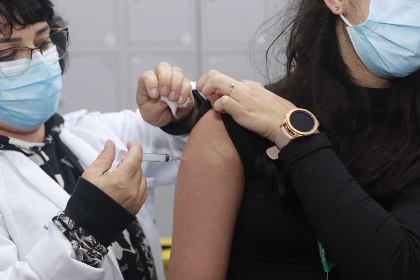 mulher é vacinada contra covid-19