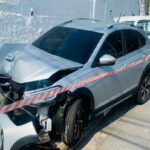 Bandidos batem carro cinza em poste