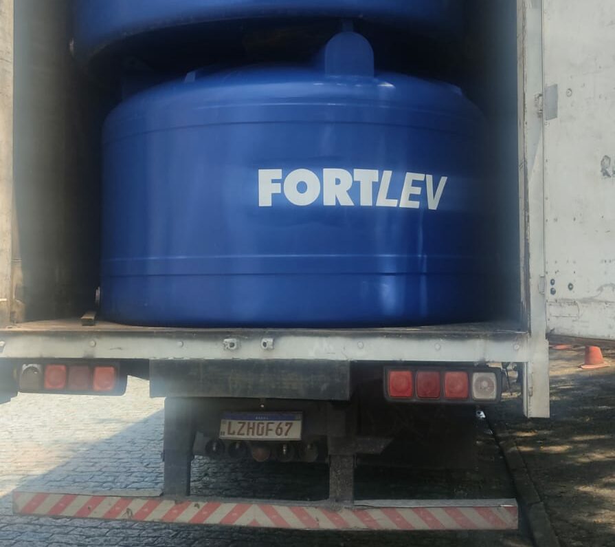 caminhão com caixa d´agua azul