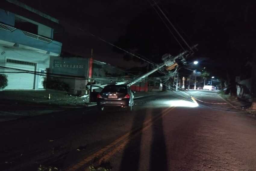 Motorista perde o controle do carro e derruba poste em Santo André
