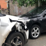 colisão de veículos creta branco e um corolla preto