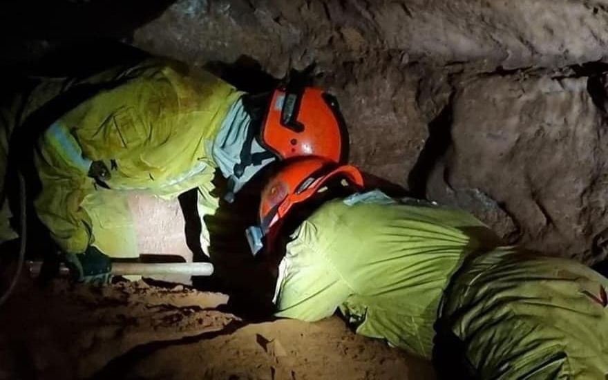 bombeiros resgatam vítimas de desmoronamento de gruta