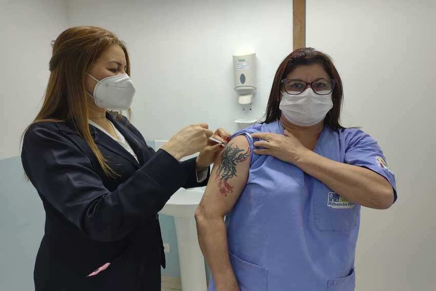 servidora toma vacina contra covid-19
