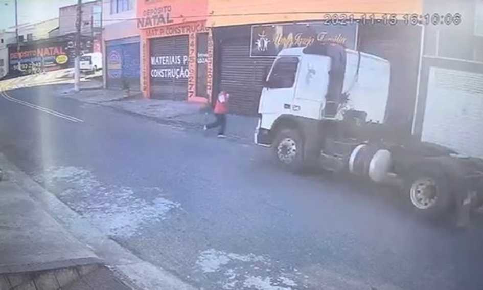 homem é atropelado por caminhão