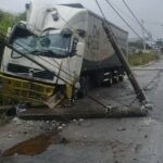 postem caem após colisão de caminhão