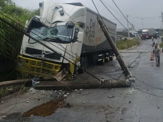 Caminhão desgovernado derruba postes e prejudica trânsito em Mauá