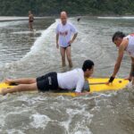 Deficientes surfam nas ondas da Inclusão na Praia Grande