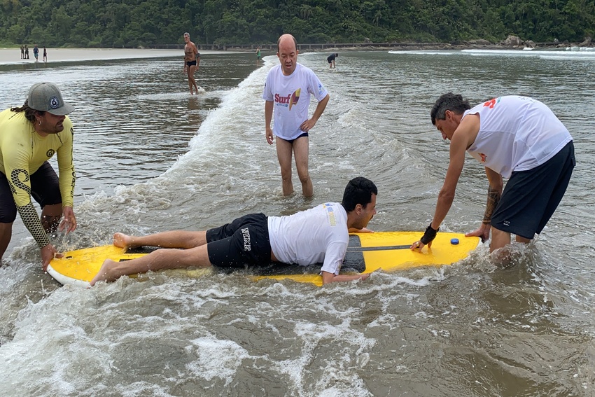 Deficientes surfam nas ondas da Inclusão na Praia Grande