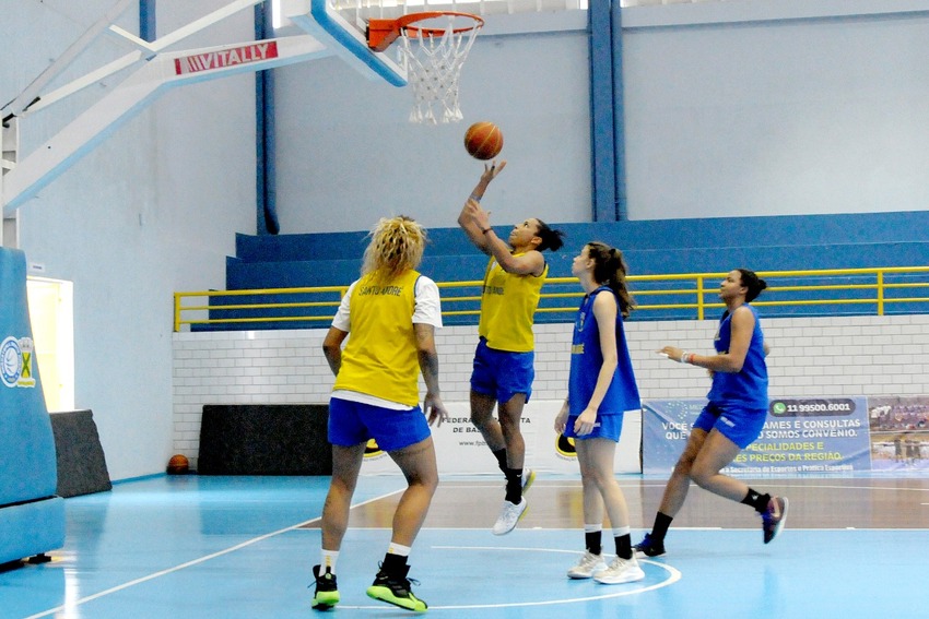 time de basquete feminino em quadra
