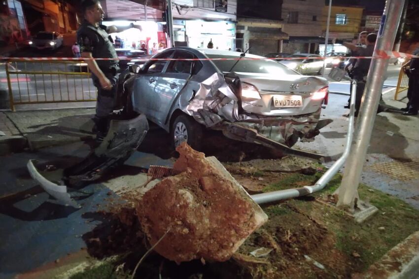 Feirante rouba carro de Uber e colide contra viatura e poste em S.Bernardo