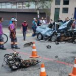 carro colide contra poste