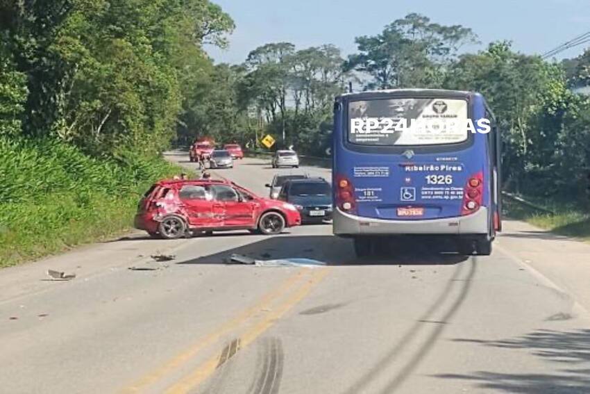 Carro que levava 2 crianças colide com ônibus em Rio Grande da Serra