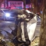 colisão de carro em árvore