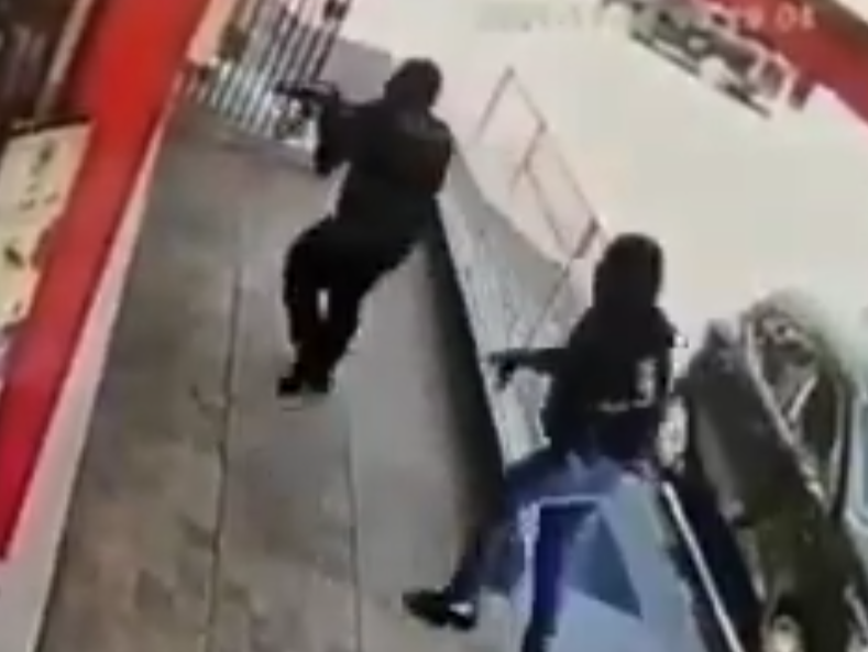 Vídeo: Trio armado rouba caixa eletrônico de farmácia em São Bernardo