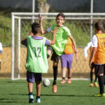 crianças jogando futebol