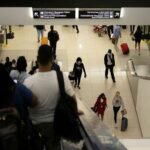 passageiros em aeroporto