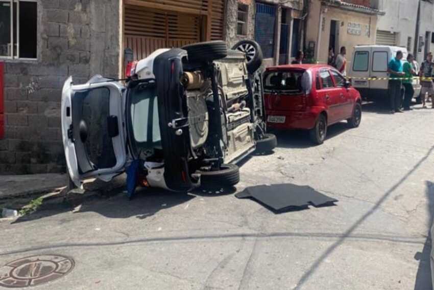 Em carro roubado Santo André, bandido colide contra portão e capota