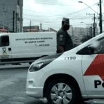 carro do serviço funerário e viatura da PM