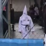 professor com fantasia-ku-klux-klan