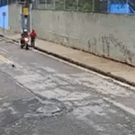 mulher sendo roubada