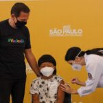 vacinação de criança indígena