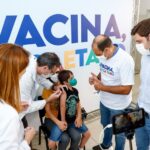 primeira criança vacinada
