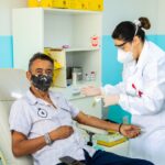 pessoa doando sangue