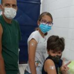 vacinação de pai e filhos na UBS Vila Magini