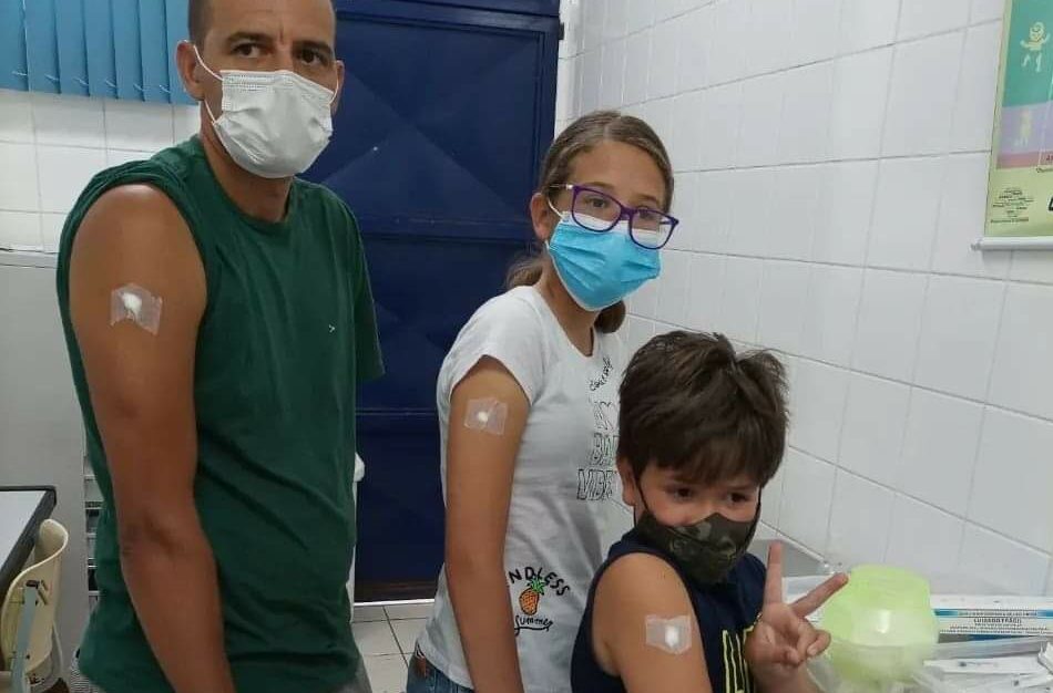 vacinação de pai e filhos na UBS Vila Magini