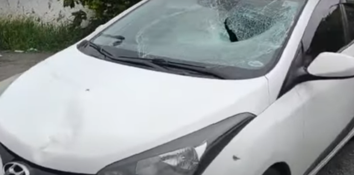 automóvel com vidro quebrado 