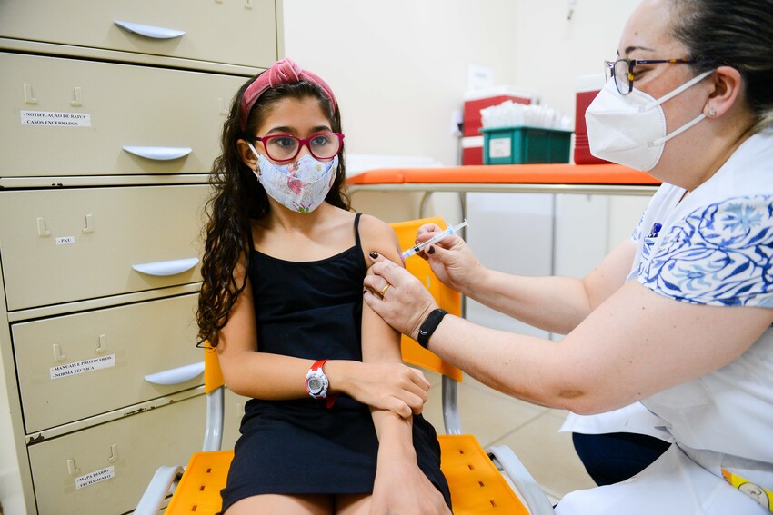 criança sendo vacinada