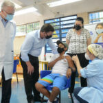 prefeito orlando morando ao lado de aluno