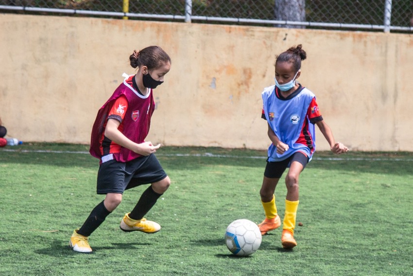 garotas jogando futebol