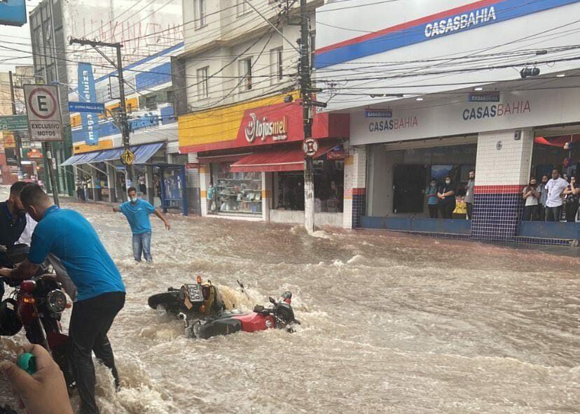 Chuvas castigam Diadema e ruas ficam alagadas; Veja vídeos