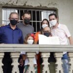 famílias e autoridades durante ato de entrega de escritura
