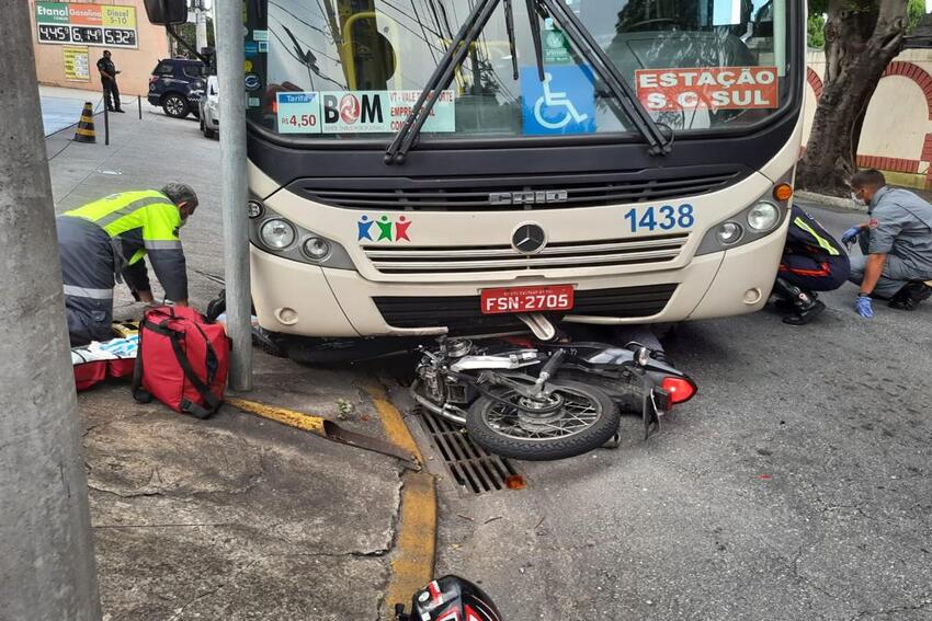 acidente entre ônibus e moto