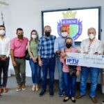 prefeito auricchio entrega prêmios a contribuintes