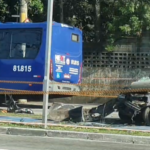 ônibus colidido com carro