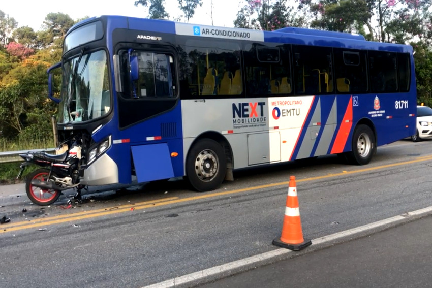 acidente entre moto e ônibus