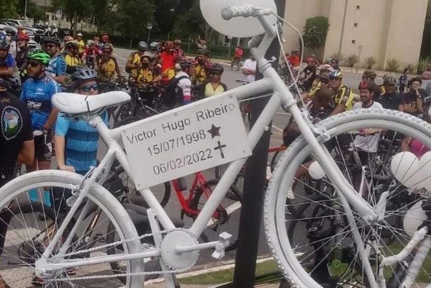 manifestação de ciclistas pedindo justiça após morte de Hugo