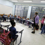 prefeita em exercício patty na sala de aula