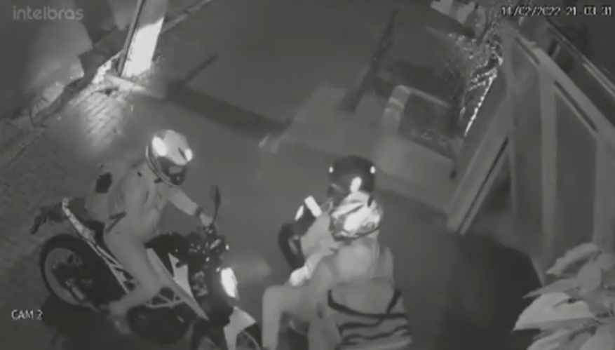 Vídeo: Ladrões roubam moto de morador de Diadema ao chegar em sua casa