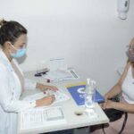 médica atende paciente em Santo André