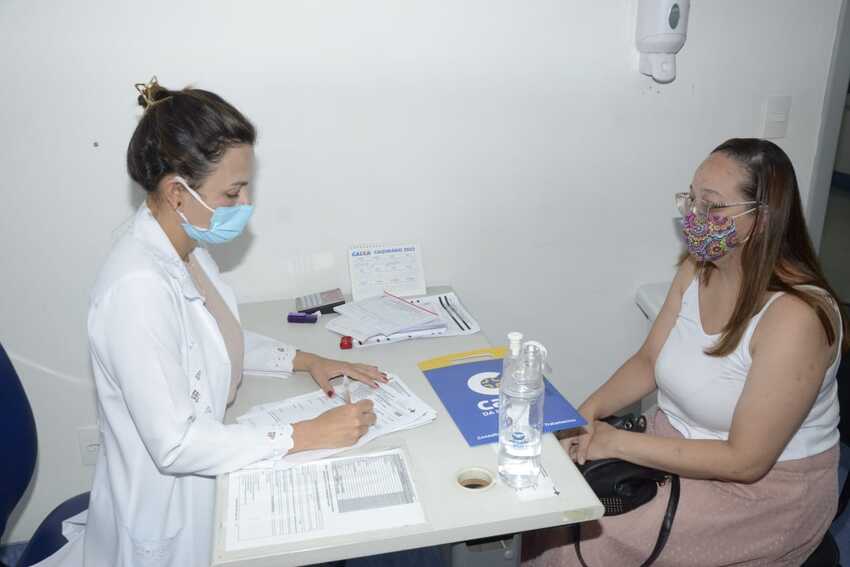 médica atende paciente em Santo André