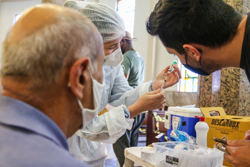 idoso sendo vacinado em São Bernardo