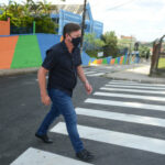 prefeito orlando morando caminha em ruas recapeadas no alves dias
