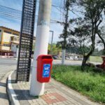 lixeiras no centro da cidade