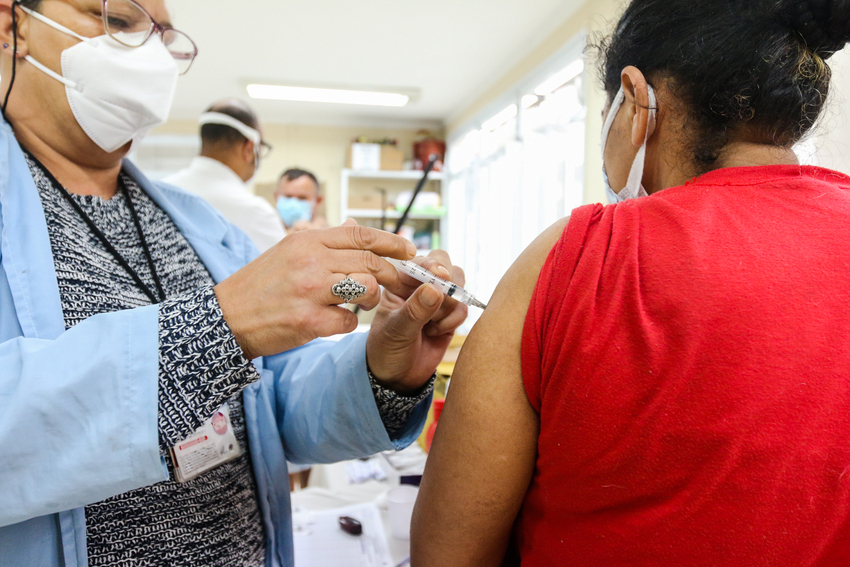 mulher sendo vacinada contra gripe